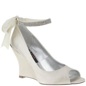 NEW Nina Emma Ivory Crystal Wedges Sz 8